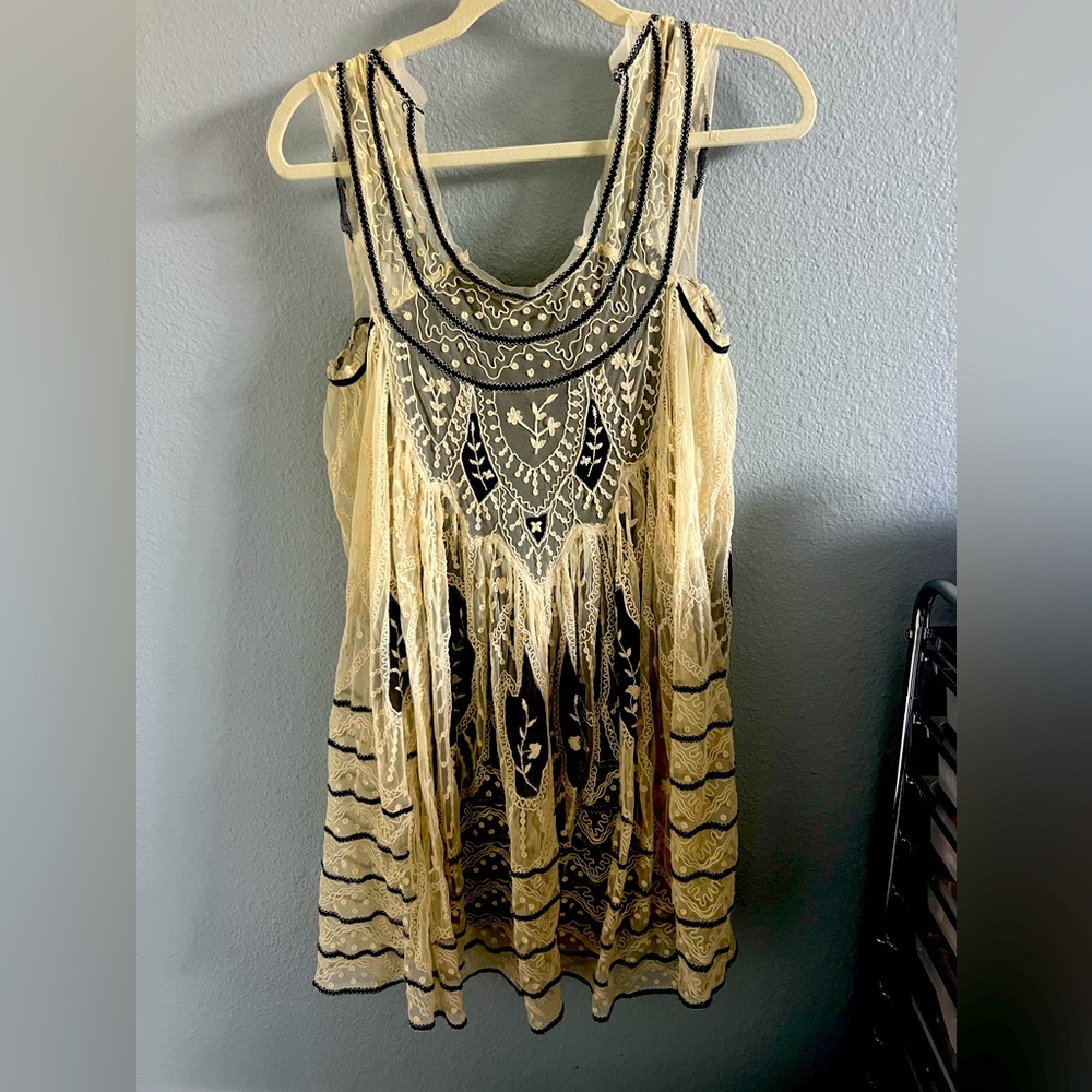 Vintage lace dress with lining